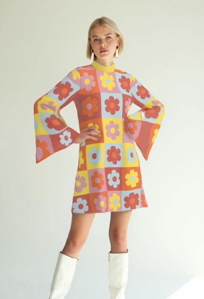 60er 70er Jahre Kleidungsstil | Retro Glockenärmel Boho Kleid | Mehrfarbiges Blumen Hippie Kleid | 70er Jahre Mini Kleid mit gelbem Rollkragen, Mod Kl