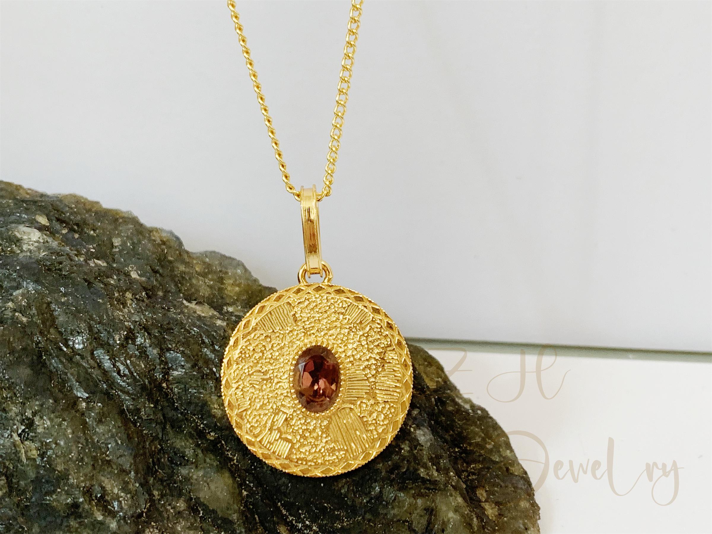 Collana con moneta d'oro e tormalina naturale, collana con disco d'oro, collana a strati in argento sterling placcato oro, ciondolo con medaglione a d