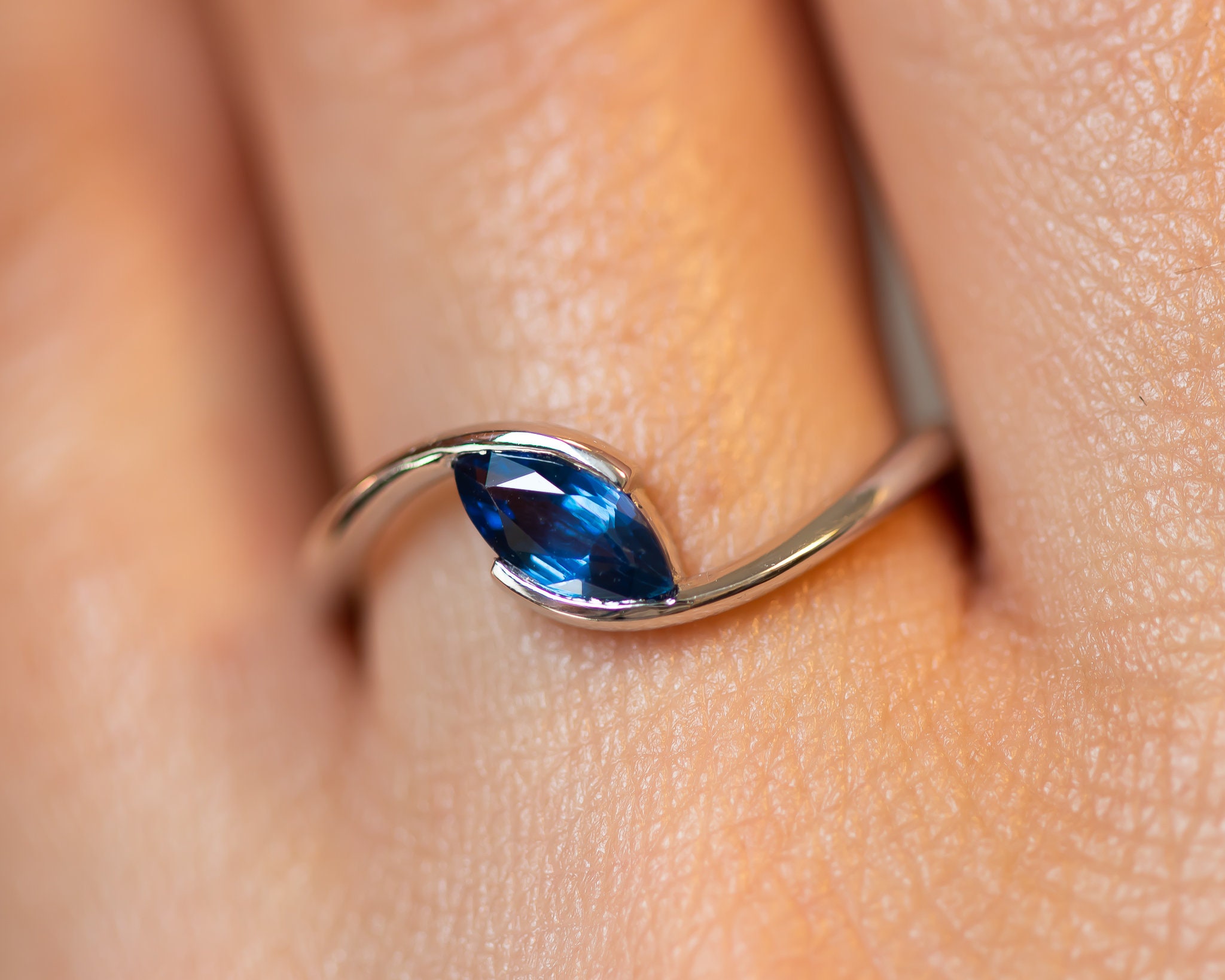 Anello con zaffiro Marquise, anello di fidanzamento con zaffiro, anello di fidanzamento Marquise, anello con zaffiro in oro bianco, anello con zaffiro