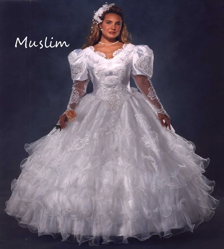 Viktorianisches Kaiserin Mittelalterliches Hochzeitskleid mit Rüschen Prinzessin Langarm Spitze Kirche Brautkleid 1890er Jahre Brautkleid Maßgeschneidert Image