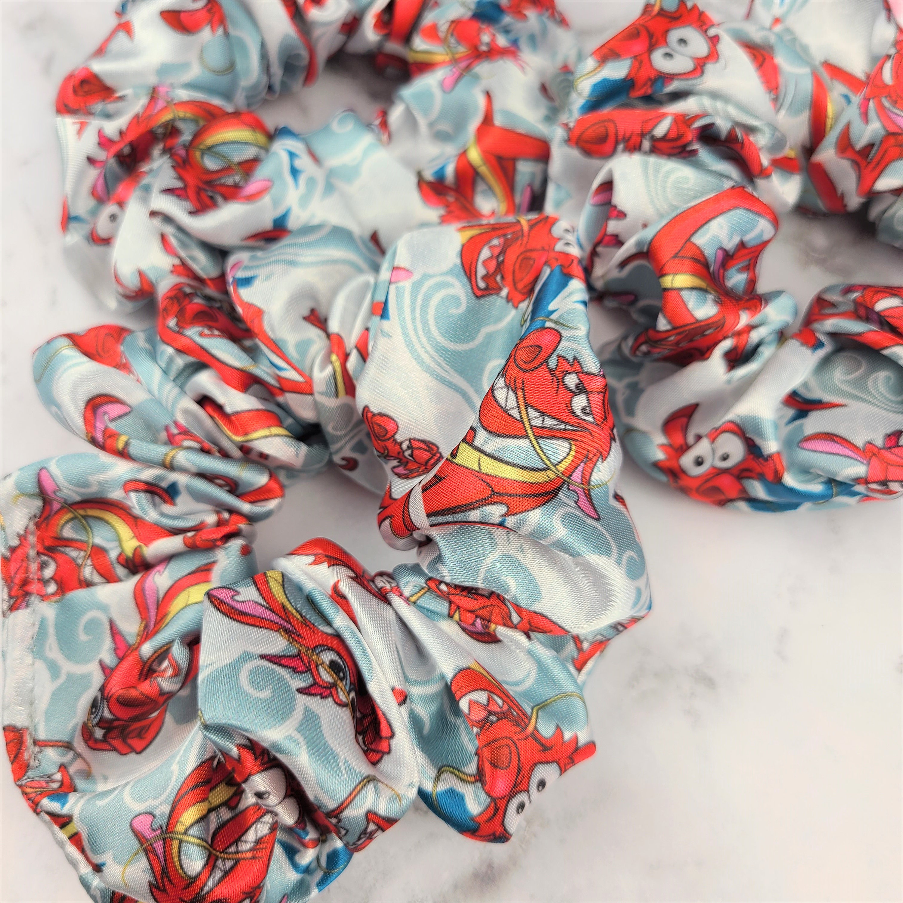 Mushu Satin Scrunchie / Accessorio per capelli Mulan Disney fatto a mano