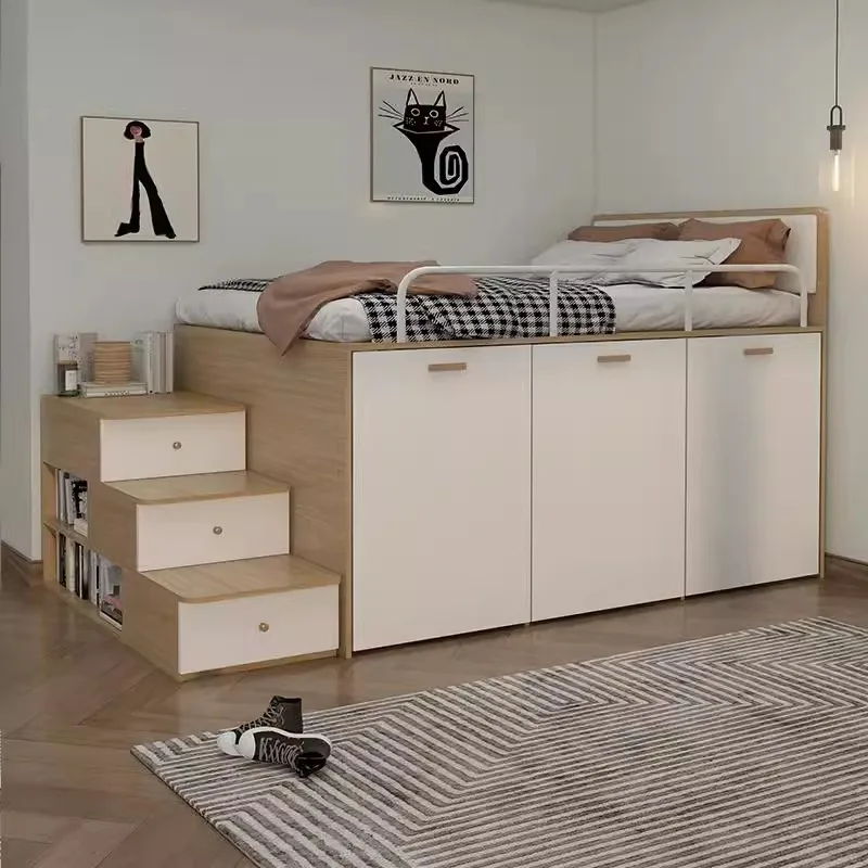 Kleine Wohnung, halbhohes Kinderbett, Kombination aus Tatami-Bett Image
