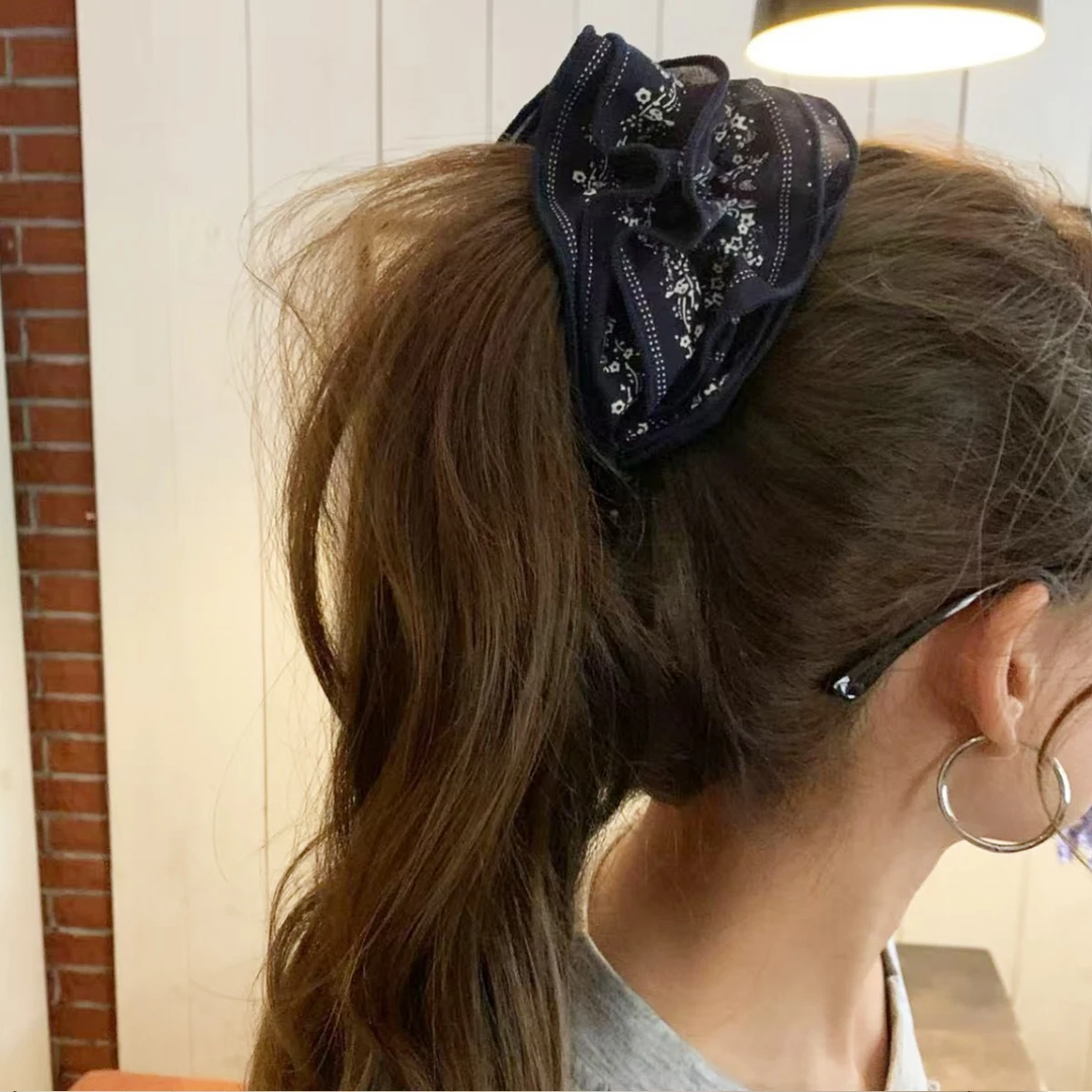 1 Stück koreanischer marineblauer kleiner floraler Bananenclip im Herbst- und Winterdesign, 2025 neuer Stil, mädchenhafte Pferdeschwanz-Haarspange für Frauen Image