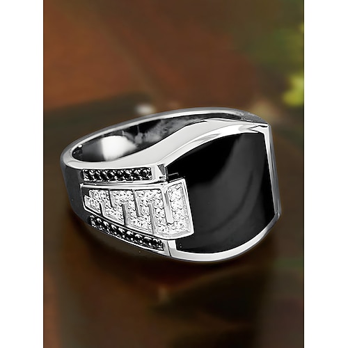 Herrenring aus einer Legierung – Akzente aus schwarzen und weißen Diamanten, Farben in Gold und Silber, stilvolles Design für formelle und legere Anlässe. Image