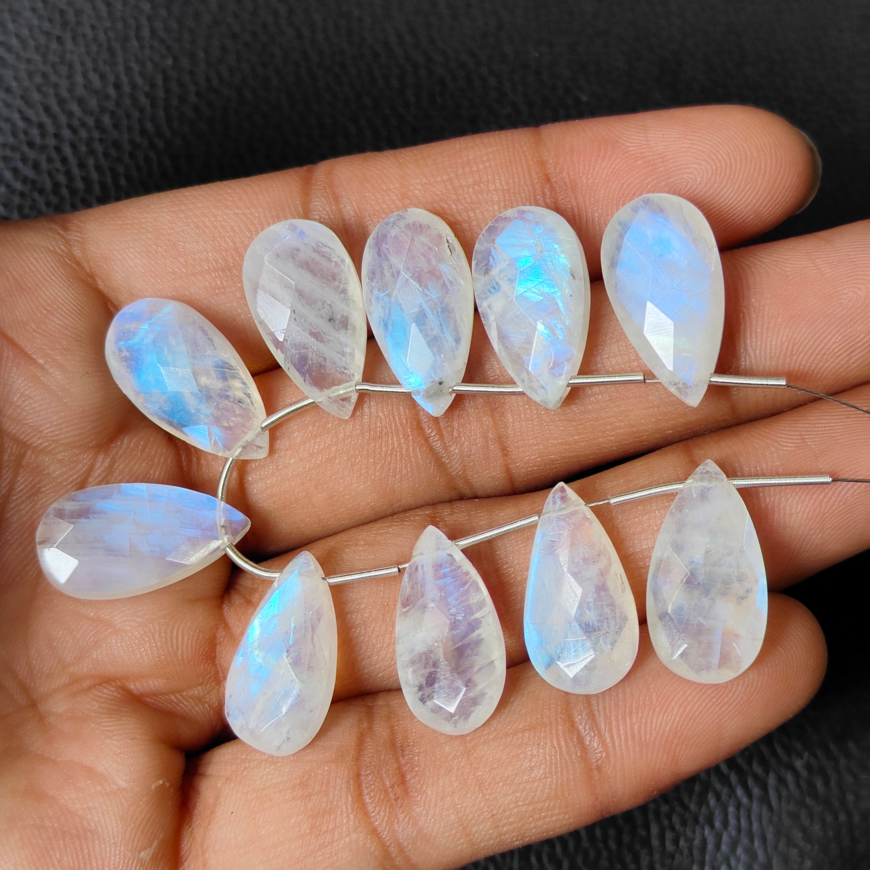 Perline Briolette di Pietra di Luna Arcobaleno Blu Appariscente Dimensioni 20 x 10 MM 10 Perline Meravigliosa Pietra Preziosa Forma di Pera Lucidata L
