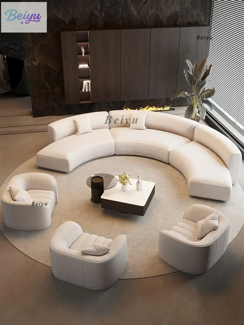 Halbkreisförmige, gebogene, speziell geformte Business-Sofagarnitur. Leichtes Luxus-Verkaufsbüro. Verhandeln Sie den Loungebereich in der Hotellobby. Empfang