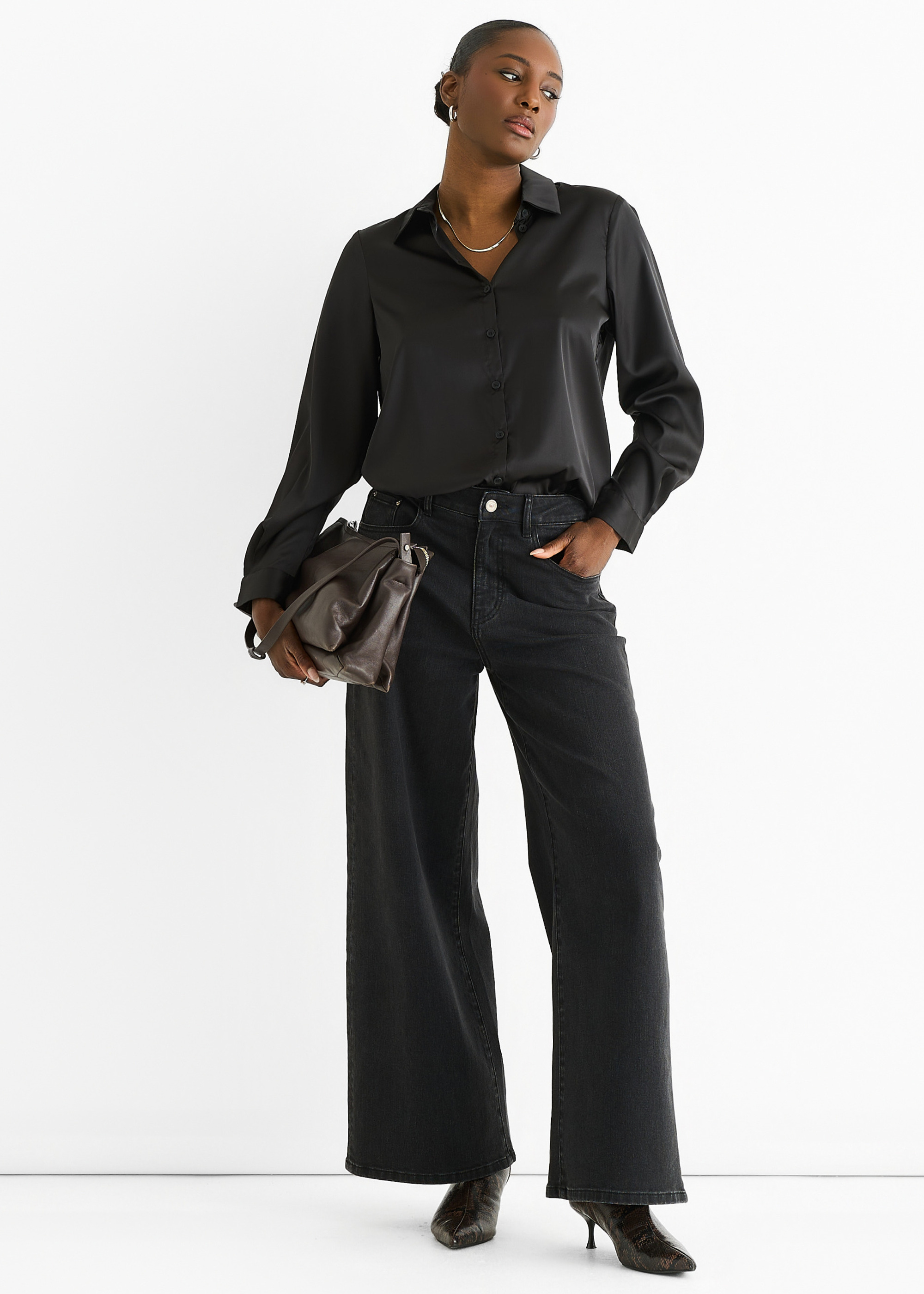 Schwarzes Satinhemd mit Knopfleiste und lockerer Passform Image