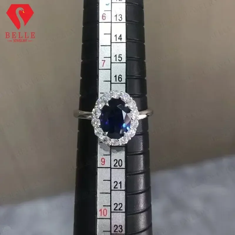 Gioielli personalizzati Anello in argento sterling 925 in oro 18 carati con zaffiro blu coltivato da laboratorio ovale da 7x9 mm e pezzo fine Moissanite bianco D da 2,2 mm