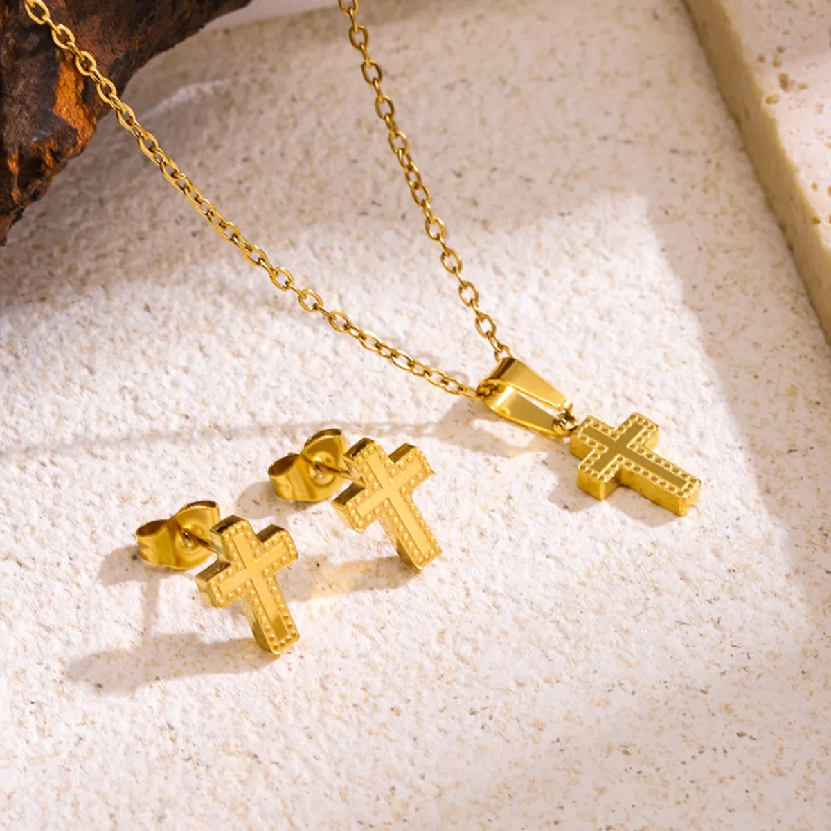 Modisches Kreuz-Ohrring-Halsketten-Set für Damen, Edelstahl, goldfarben, hypoallergen, tägliches Schmuckset, Geschenke, 3-teiliges Set Image