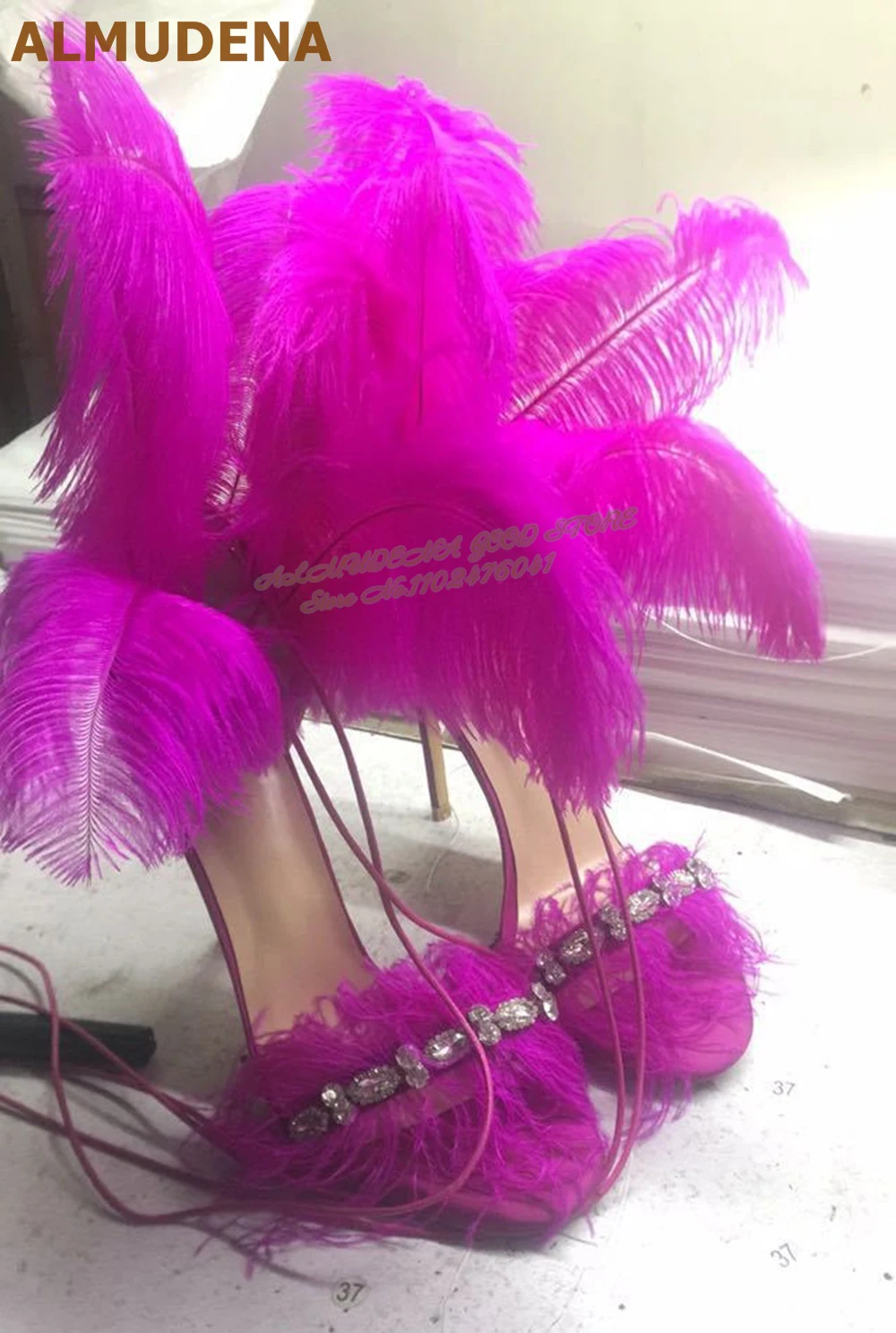 ALMUDENA Grau Rosa Federflügel Sandalen Bling Bling Kristall Träger Kleid Schuhe Satin Tuch Schnürung Flauschige Fransen Cosplay Schuhe