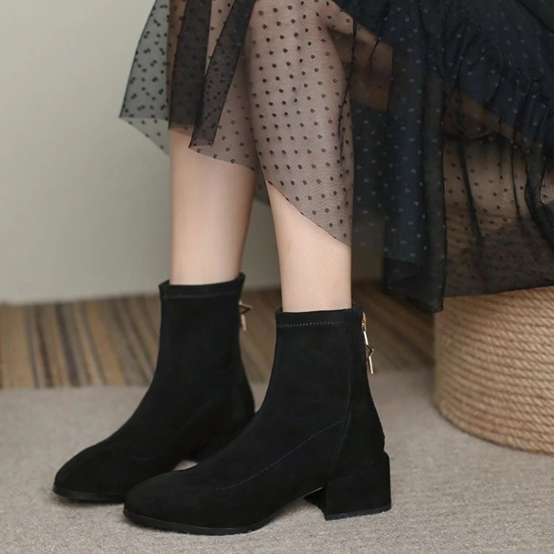 Elegant mit mittleren Absätzen, quadratische Zehen, kurze Damenschuhe, Herbst-Winter-Stiefeletten für Damen, hochwertige Hot Goth Wildleder-Booties