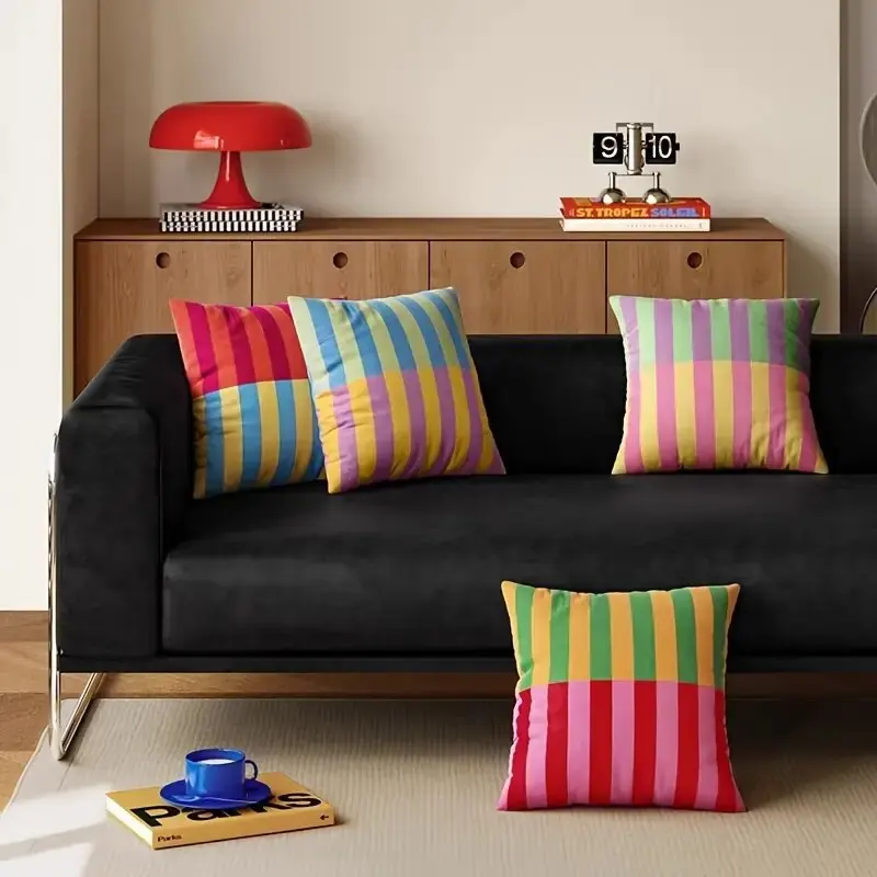 Lebendige Kissenbezüge mit Streifenmuster und Digitaldruck aus kurzem Plüschstoff. Autoförmiges Sofakissen für Büro und Heimdekoration Image