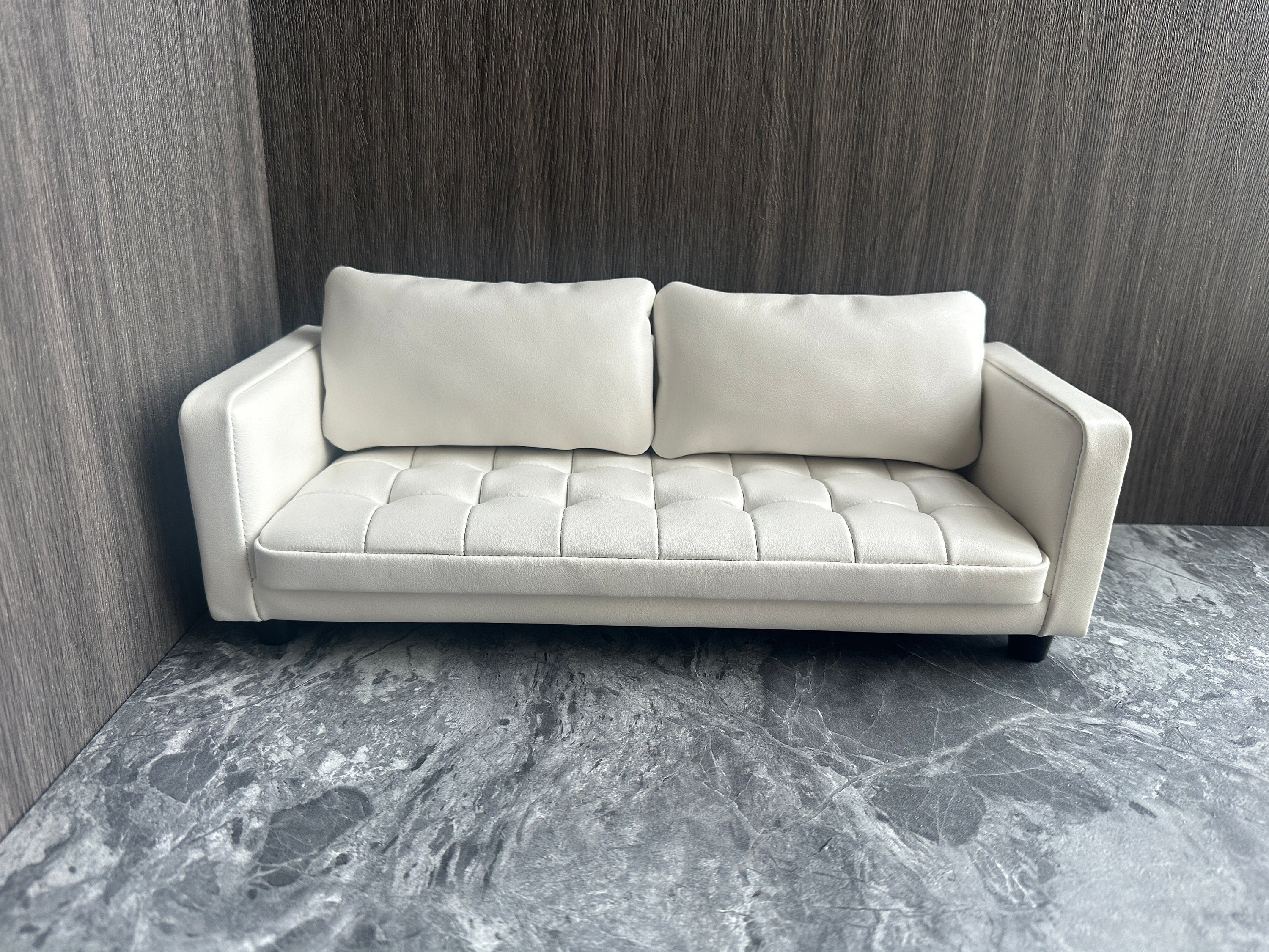 Divano in miniatura in pelle con punto di trazione bianco puro personalizzabile in scala 1:6, mobili per bambole fatti a mano, micro divano per casa d
