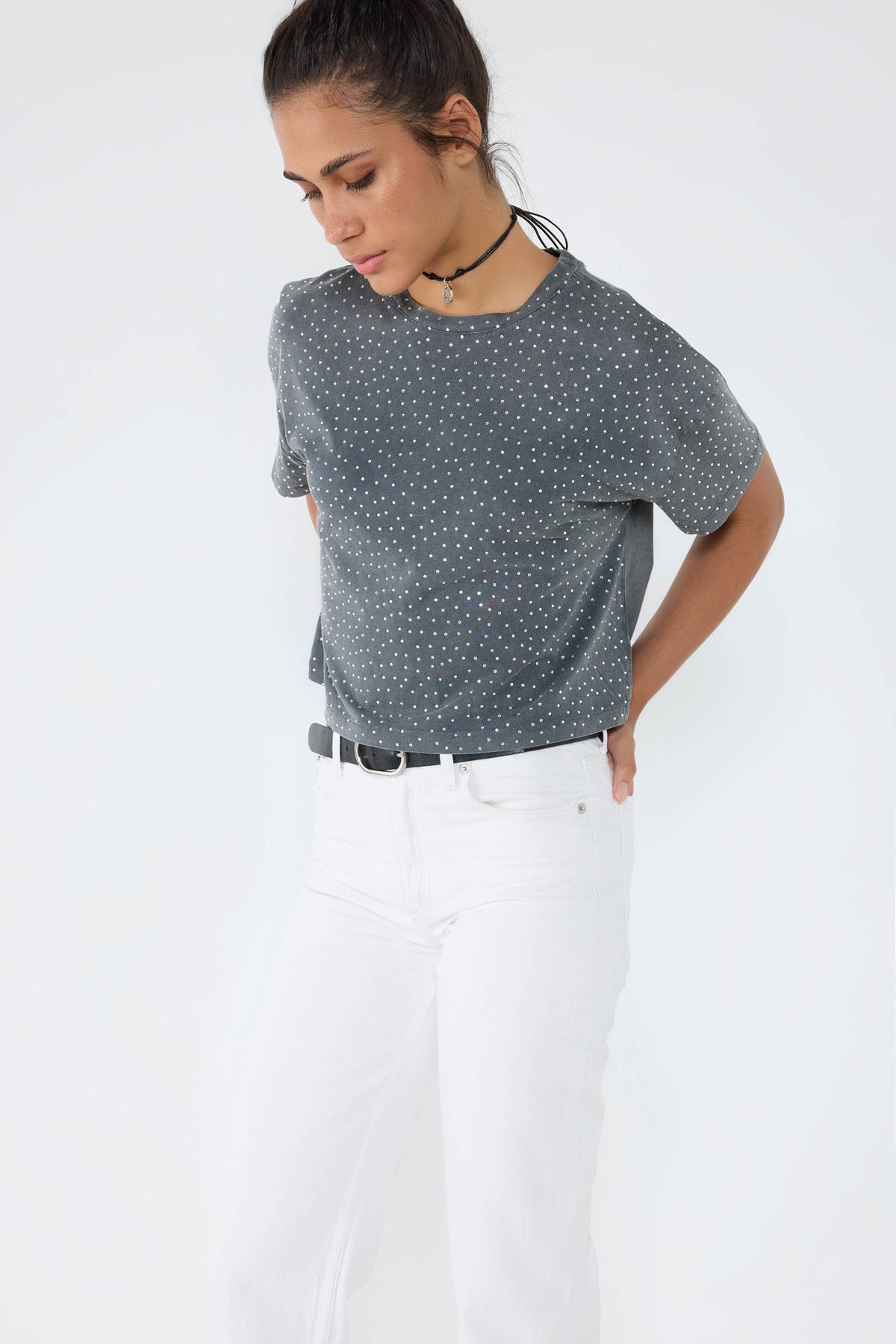 Kurzes T-Shirt mit Steinstickerei Image