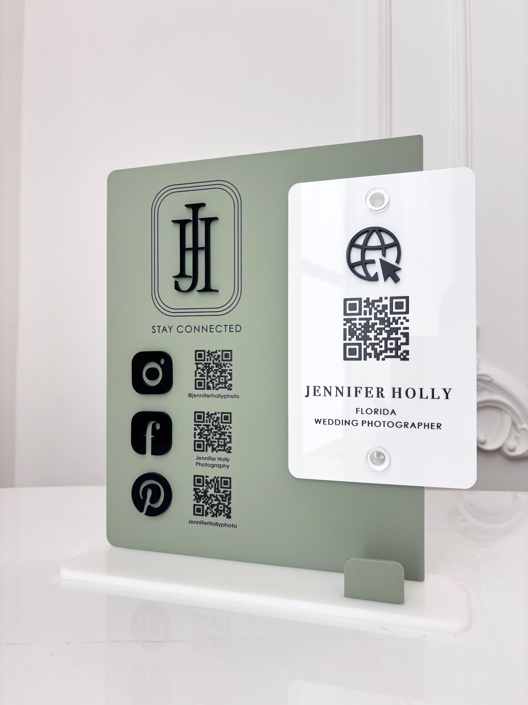 Cartello QR Code verde salvia personalizzato con porta carte - Acrilico bianco e nero - Cartello QR con logo aziendale per social media e pagamenti