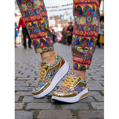 Damen Mardi Gras goldmetallische Plateau-Sneaker mit farbenfrohem Paisley-Druck – Glänzende Rocker-Fußboden-Schuhe für Tanz Partys und Karnevalsfeste Image