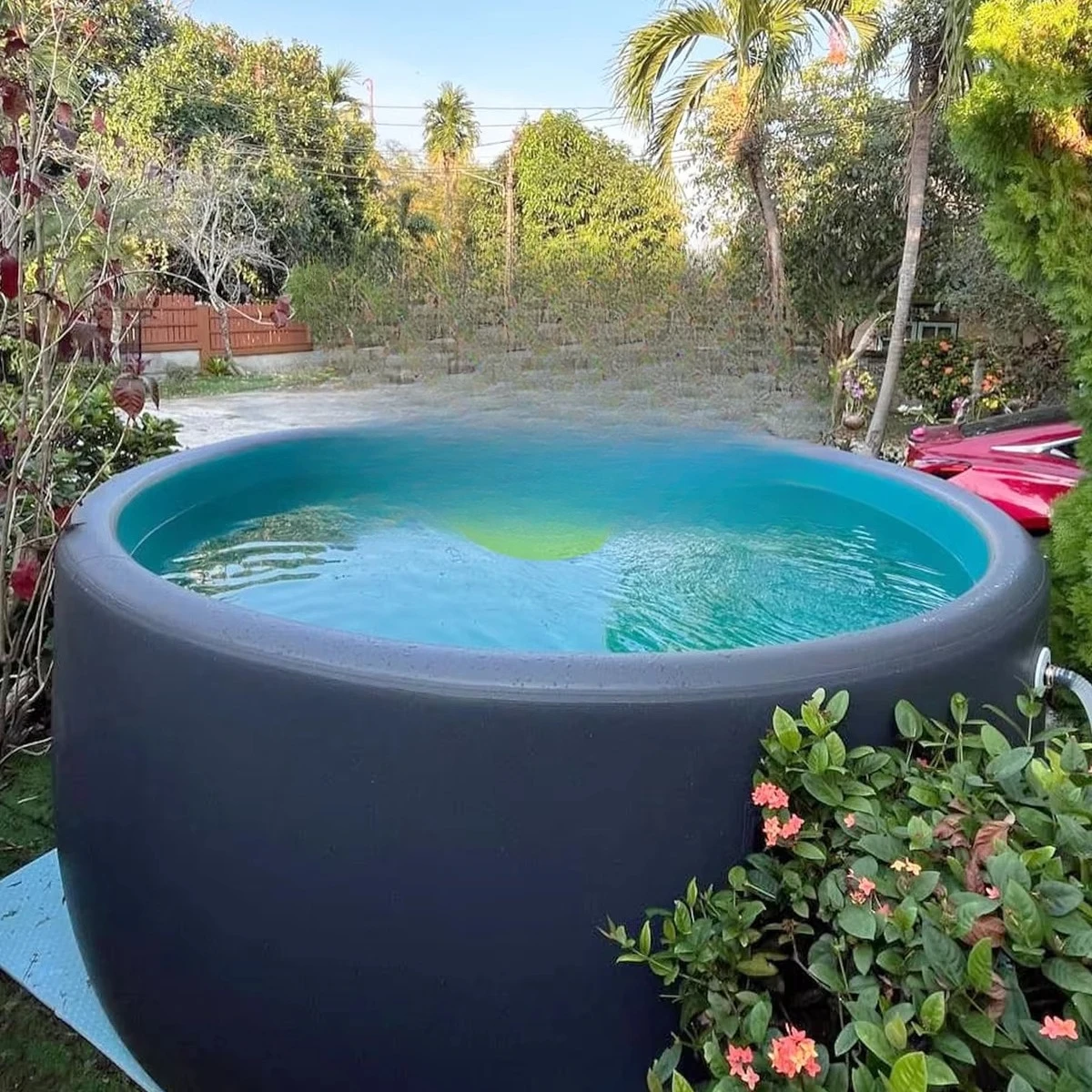 100 % großer aufblasbarer Pool für den Außenbereich oder den Innenbereich. Aufblasbarer Pool mit Tropfennaht. Große aufblasbare Pool-Bar für Erwachsene Image