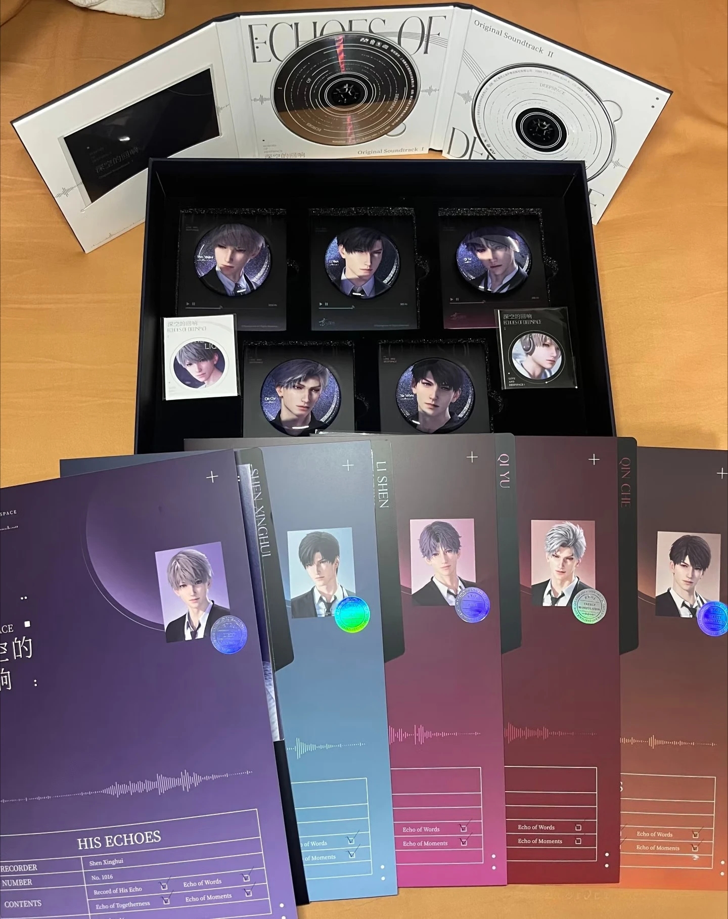 Offiziell auf Lager Love and Deepspace Xavier Zayne Rafayel Sylus Caleb ECHOES OF Deepspace CD Album Postkarte Abzeichen Geschenkbox