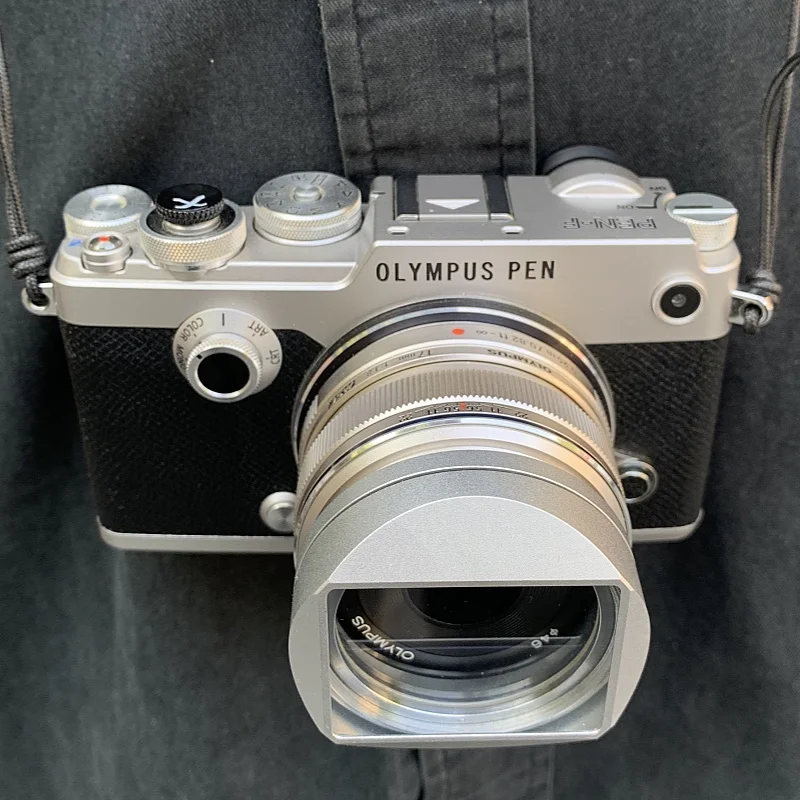 Einschraubbare quadratische Gegenlichtblende aus Metall mit Metallkappe für Olympus M.Zuiko Digital 17 mm F1.8 Schwarz-Silber-Objektivschirm Image