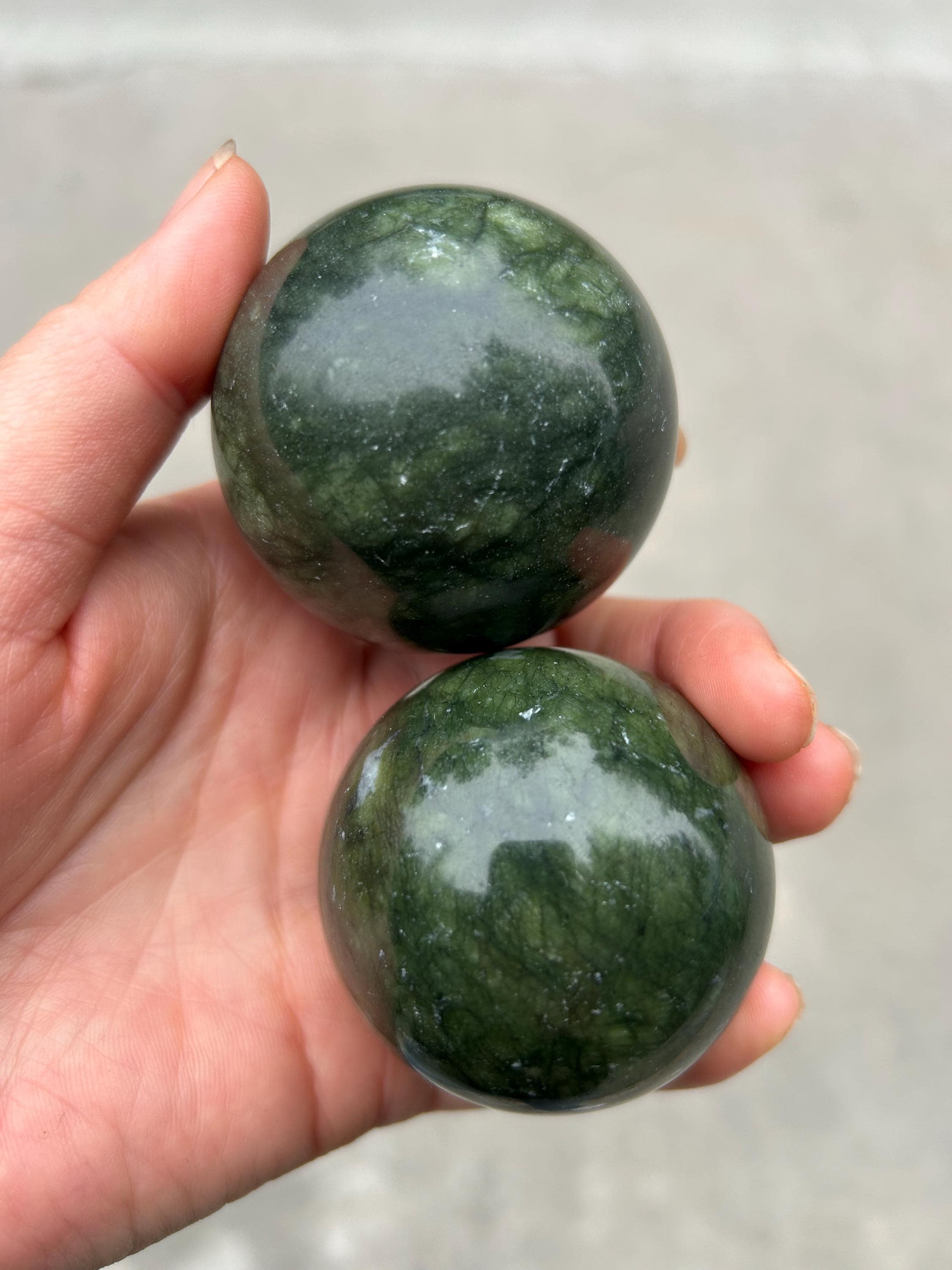 Una coppia di sfere di giada verde naturale, sfere di cristallo, sfere di cristallo di quarzo, decorazioni regalo di cristallo, decorazioni Feng Shui,