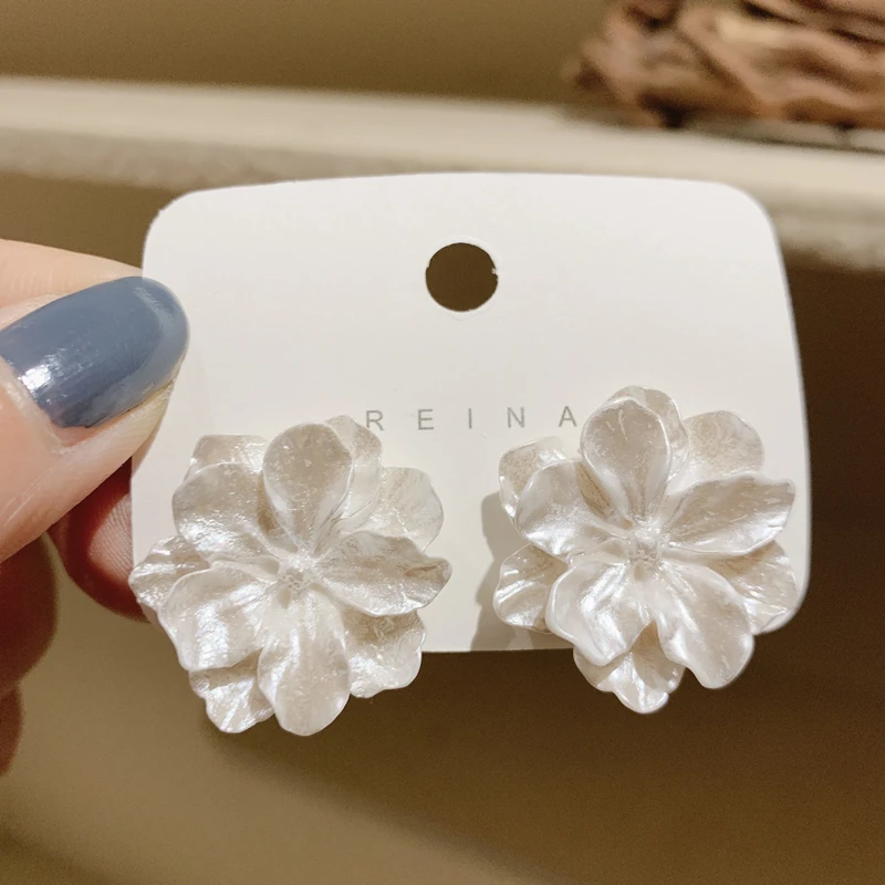 Weiße Blumen-Ohrstecker für Frauen, gefaltetes Acryl, seitlich bezaubernde süße Blumen-Mädchen-Ohrringe, japanischer Stil, Ohrschmuck 2023 Image