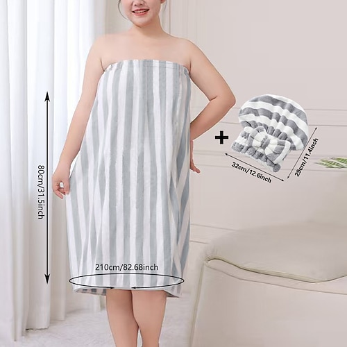 Set aus geblümtem, trägerlosem Kleid und Badehaube für Damen, weichem und saugfähigem Badetuch, Sommerbademantel und Haartrockenhaube – gemütliche Basics für zu Hause zum Abtrocknen und Entspannen. Image
