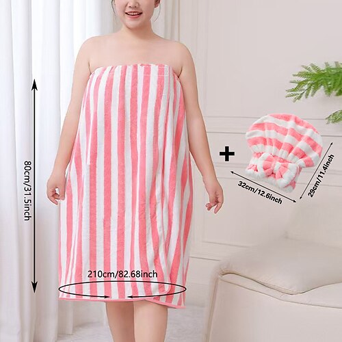 Set aus geblümtem, trägerlosem Kleid und Badehaube für Damen, weichem und saugfähigem Badetuch, Sommerbademantel und Haartrockenhaube – gemütliche Basics für zu Hause zum Abtrocknen und Entspannen. Image