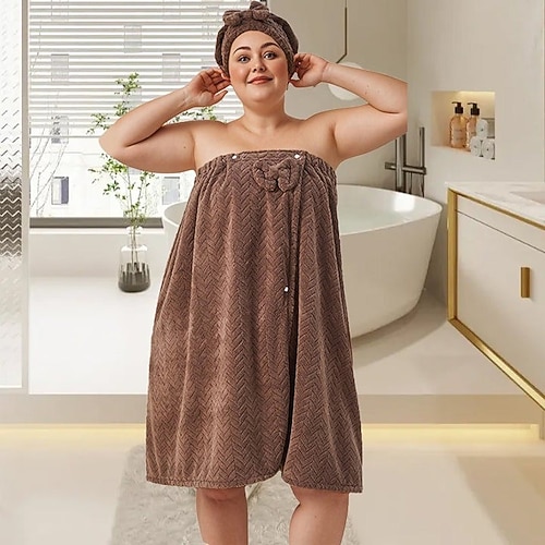 Set aus geblümtem, trägerlosem Kleid und Badehaube für Damen, weichem und saugfähigem Badetuch, Sommerbademantel und Haartrockenhaube – gemütliche Basics für zu Hause zum Abtrocknen und Entspannen. Image
