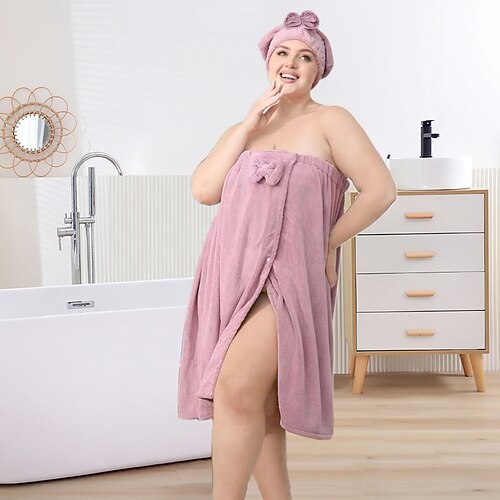 Set aus geblümtem, trägerlosem Kleid und Badehaube für Damen, weichem und saugfähigem Badetuch, Sommerbademantel und Haartrockenhaube – gemütliche Basics für zu Hause zum Abtrocknen und Entspannen. Image
