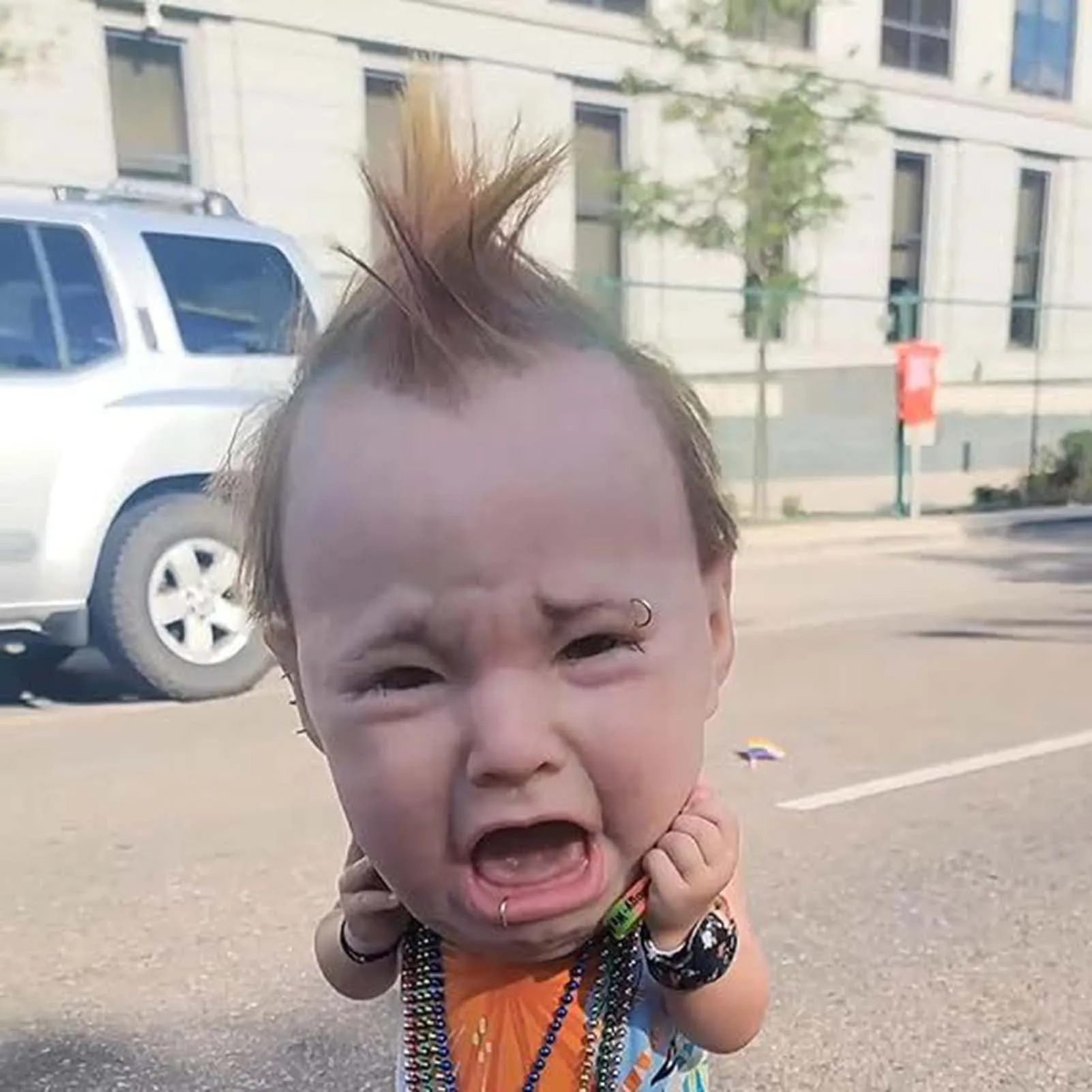 Lustige weinende Punk-Baby-Maske unvergessliche Halloween-Nervenkitzel-Maske, die für Karnevals ferien geeignet ist Image