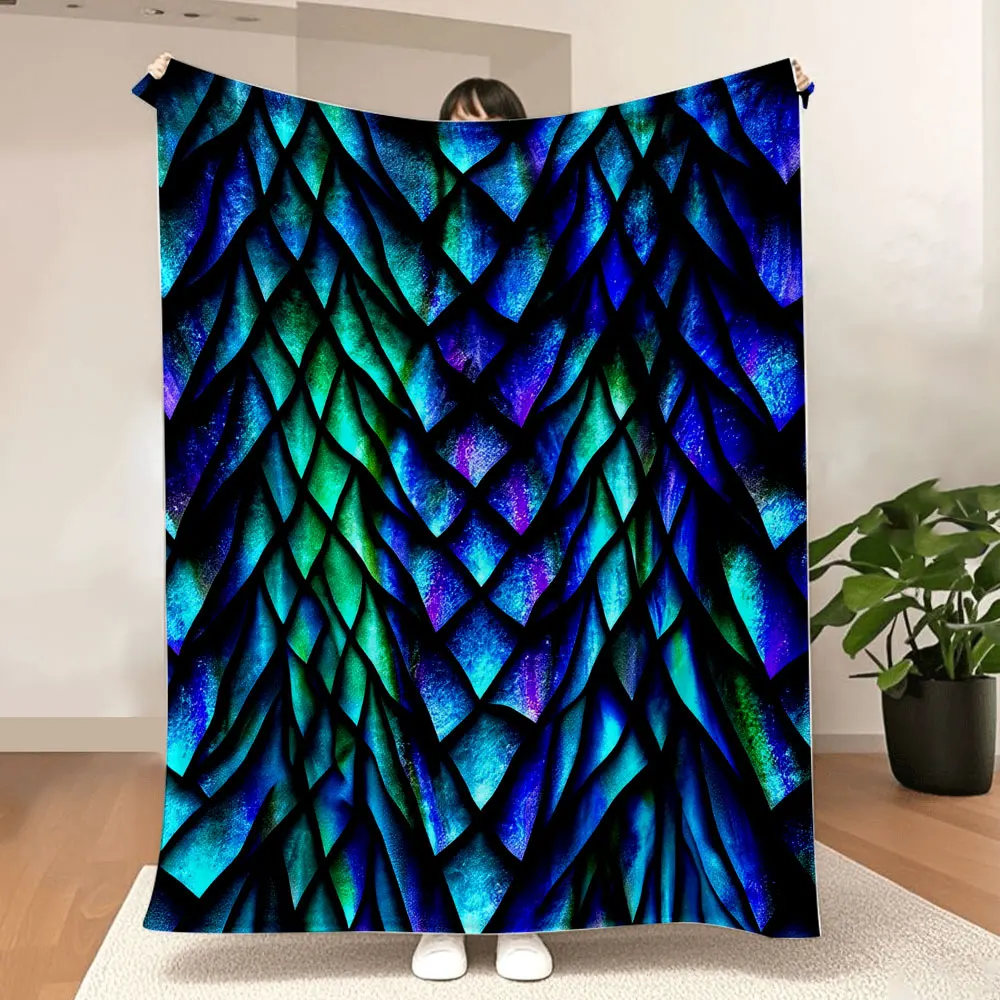 Decke mit Drachenskala-Muster – schillernder Farbverlauf (Blau, Türkis, Grün), strukturierter Überwurf mit scharfen Winkelschuppen, schimmernd Image