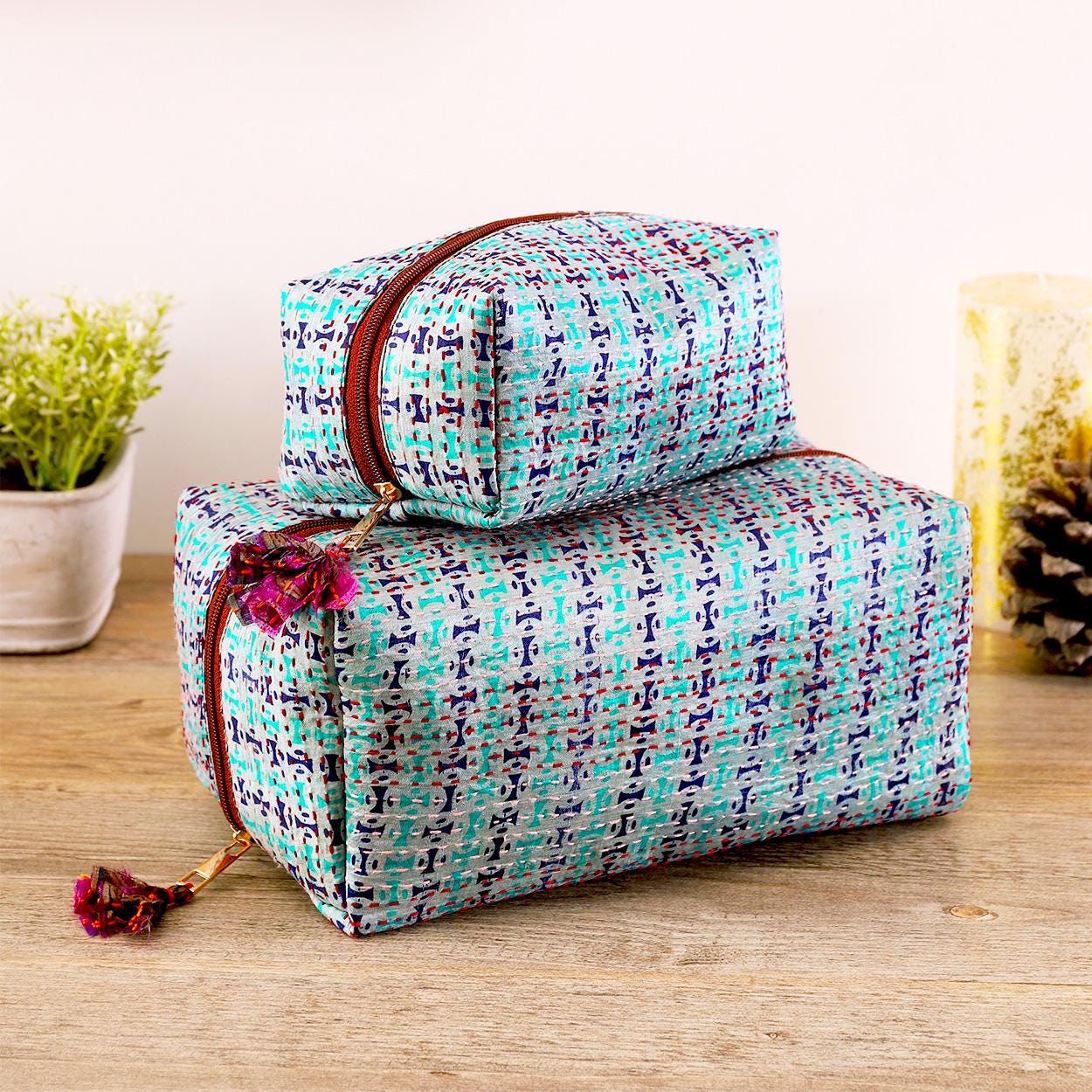 Set di 2 trousse da viaggio Kantha in seta, colori assortiti.