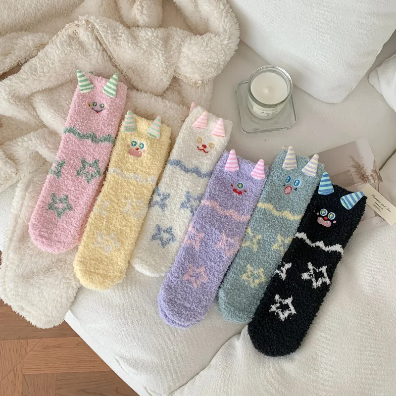 Damensocken, niedliches Cartoon-Monster, Kawaii, lustige Mid-Tube-Socken, Winter, verdicktes Fleece, warme Korallen-Fleece-Bodensocken für Mädchen Image