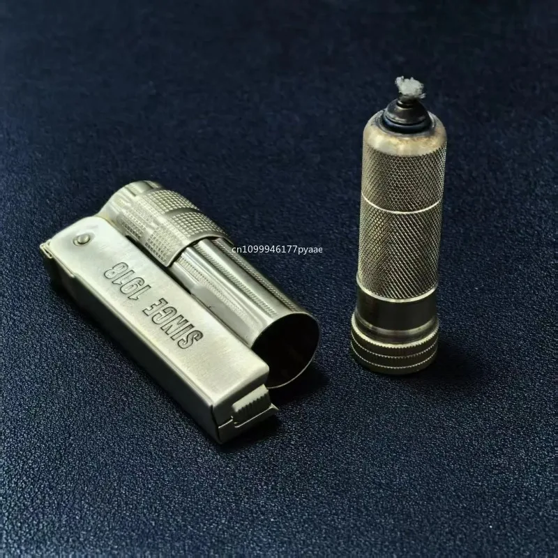 IMCO Messing gefüllte rote Farbe, großes Etikett 6700, Ölfeuerzeug als Geschenk für Freunde, authentische Vintage-Österreich-Feuerzeuge, rauchend Image