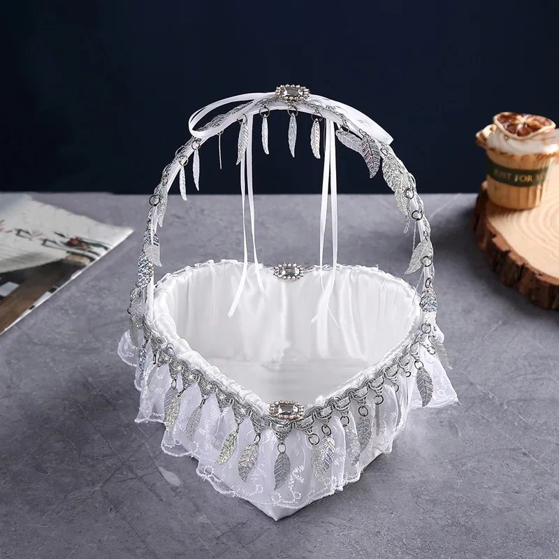 Europäische und amerikanische Hochzeit Liebes korb streuen Blumen Braut und Bräutigam romantische handgemachte Blumen korb Hochzeit Lieferungen Image