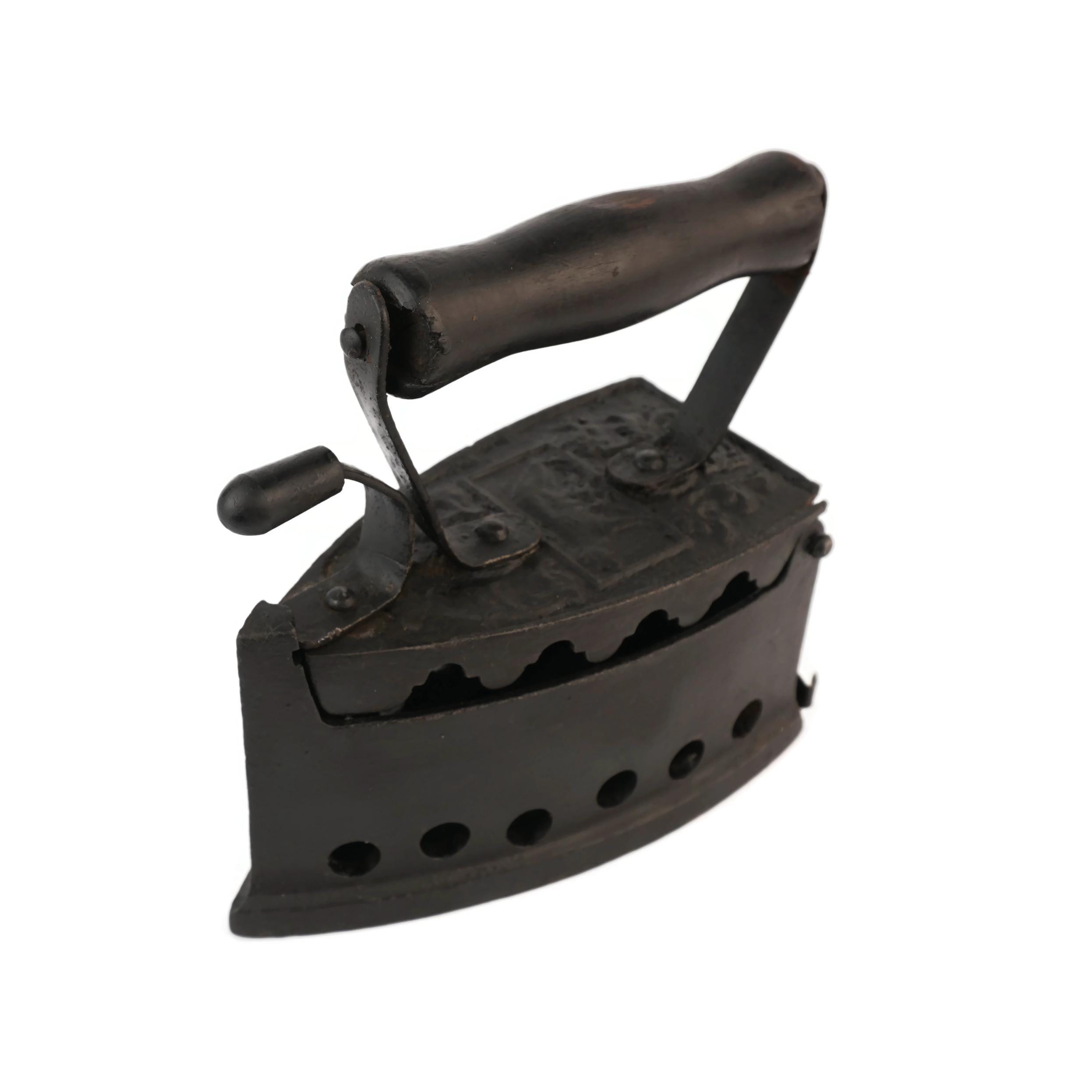 Ferro da stiro del XIX secolo, ferro da stiro a carbone d'epoca, ferro da stiro a carbone antico