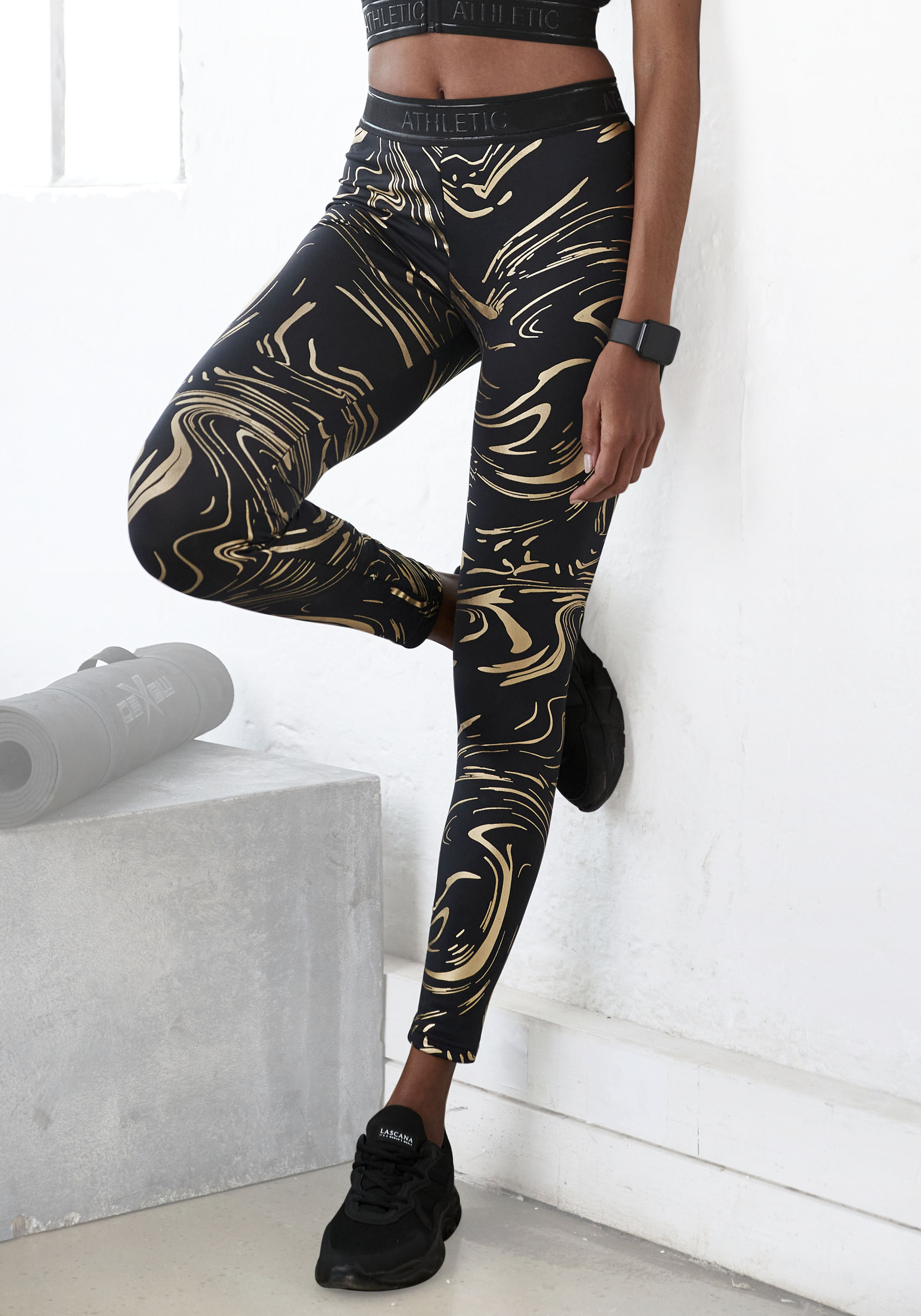 Funktionsleggings LASCANA ACTIVE, Damen, Gr. XL (48/50), N-Gr, schwarz (schwarz, gold), Obermaterial: 85% Polyester, 15% Elasthan, bedruckt, gemustert, glänzend, figurbetont knöchellang, Hosen, Sportleggings mit glänzendem Print und 3D Schriftzug