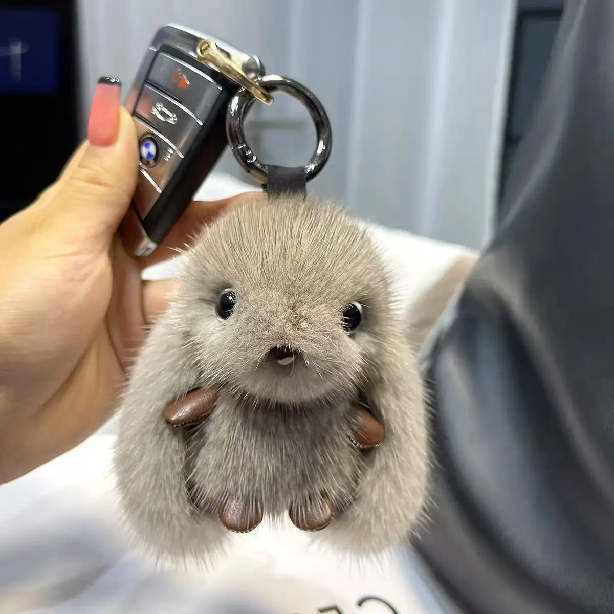 Flauschiger Hasen-Schlüsselanhänger mit großen Augen und Plüschohren – pastellbrauner Auto-Schlüsselanhänger, verspielter Plüschanhänger Image