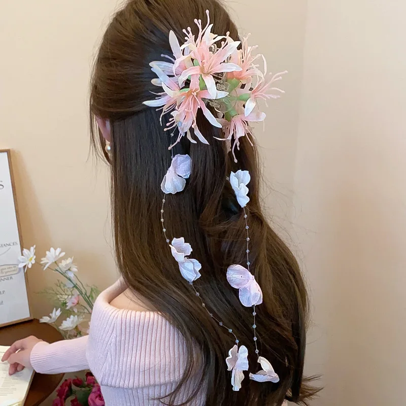 Stoffblume Acryl Haarklammern für Frauen Blütenblatt Reisperle Lange Quaste Hai Clip Fairycore Chic Outdoor Chiffon Kopfbedeckung Image