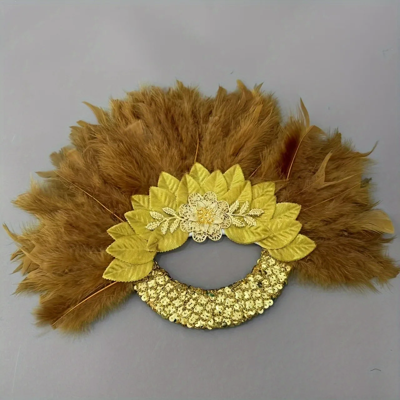 Wunderschöne Braut aus Weißgold mit Fächer, komplexem Blattdesign, hochwertige Stofffotografie-Requisiten, geeignet für Hochzeiten Image