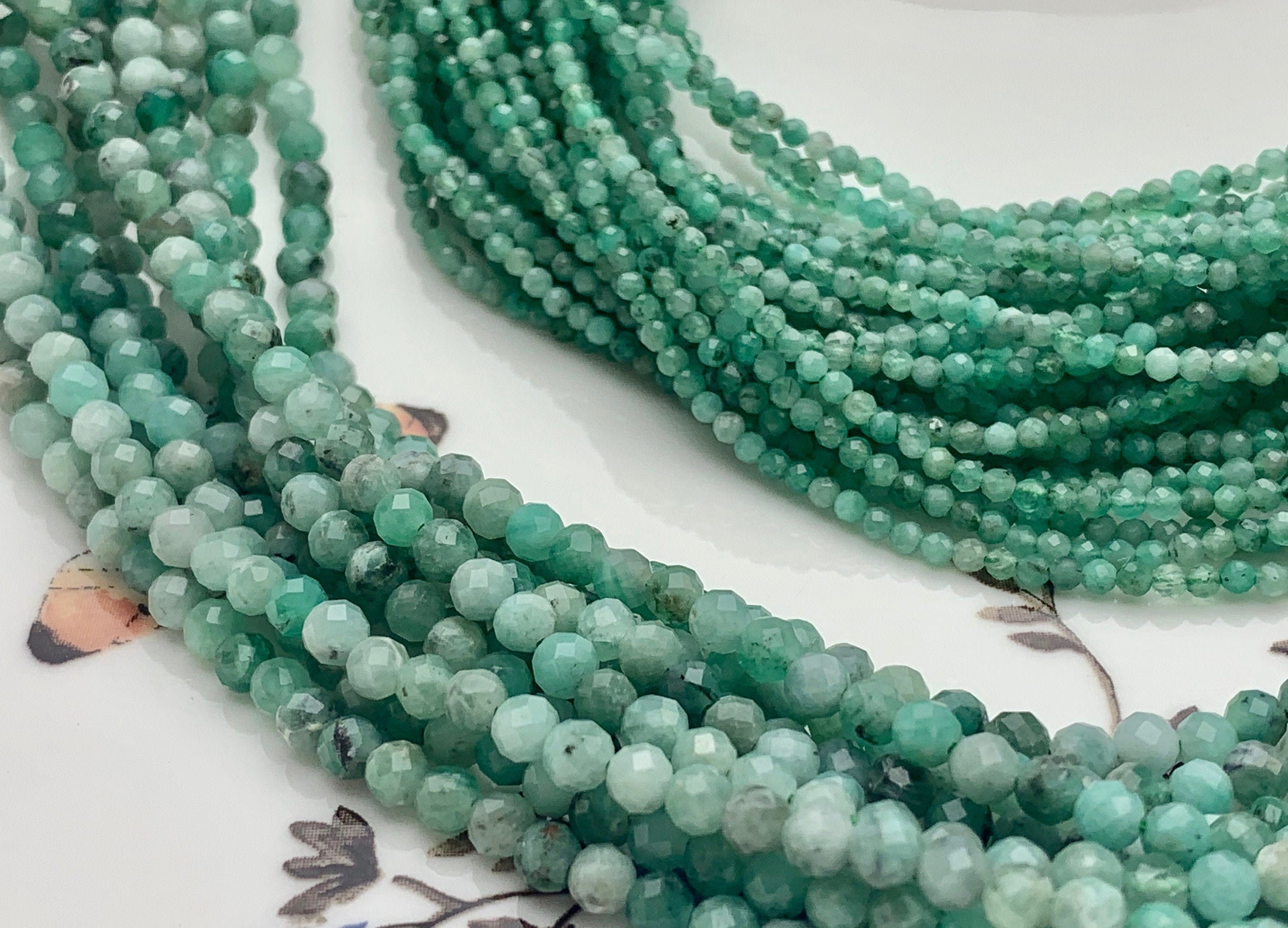 Perle di pietra preziosa verde smeraldo rotondo sfaccettato naturale AAA da 2 mm 4 mm AAA Perle di pietra preziosa di smeraldo di alta qualità genuino