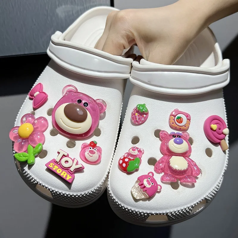 11PCS Disney Erdbeere Bär Set Zubehör Schuh Charms Schnalle Set Cartoon Klassische Charakter Kawaii DIY Charme Party Geschenk