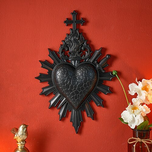 Wanddekoration „Heiliges Herz mit flammendem Pfeil", handgefertigter religiöser Hängeschmuck aus Kunstharz, Hintergrundwanddekoration im europäischen Stil für Zuhause und Hotel Fotorequisiten Image