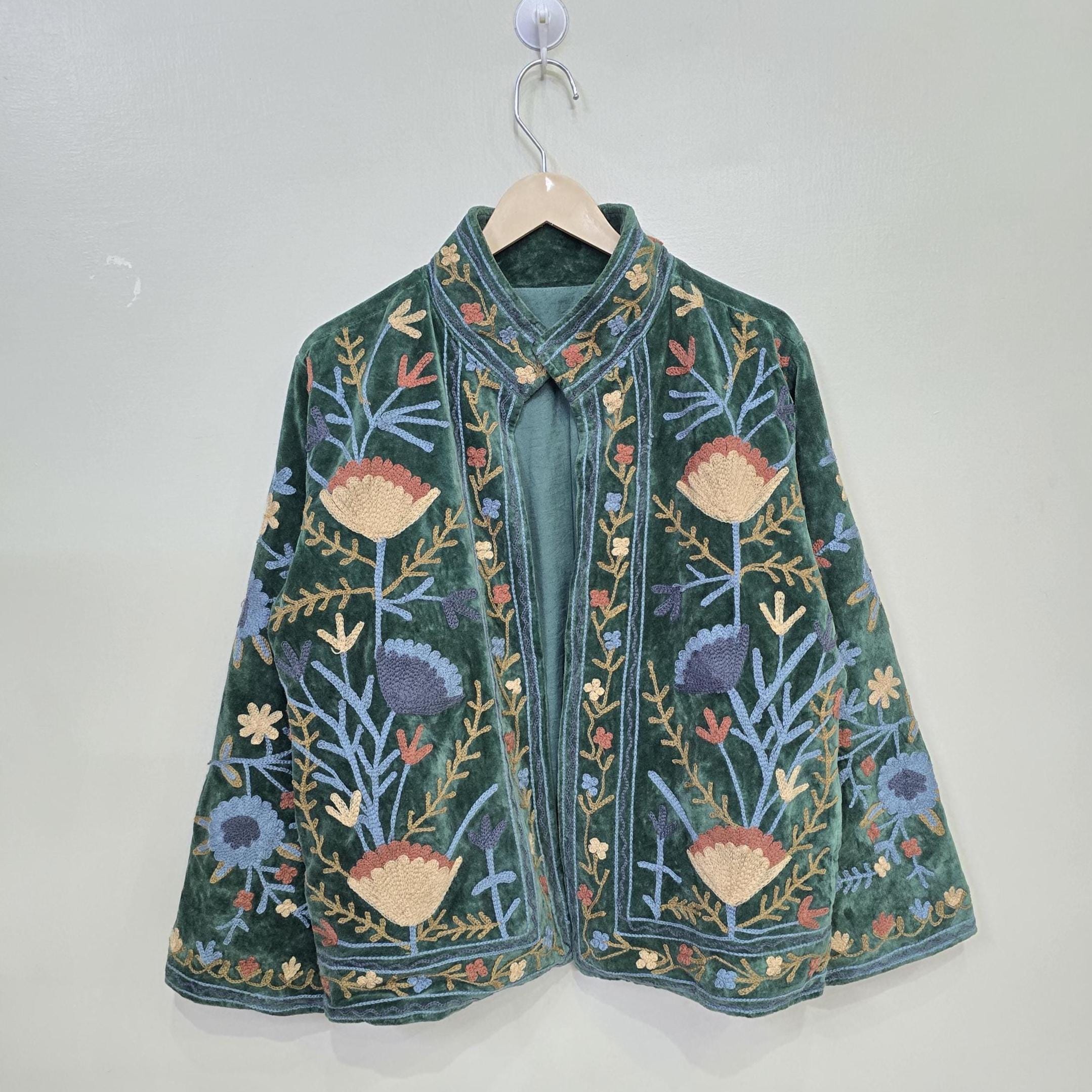 Veste Suzani brodée à la main en velours - Veste Suzani en velours de coton, tissu velours - Manteau Suzani pour femme bohème - Veste Suzani brodée