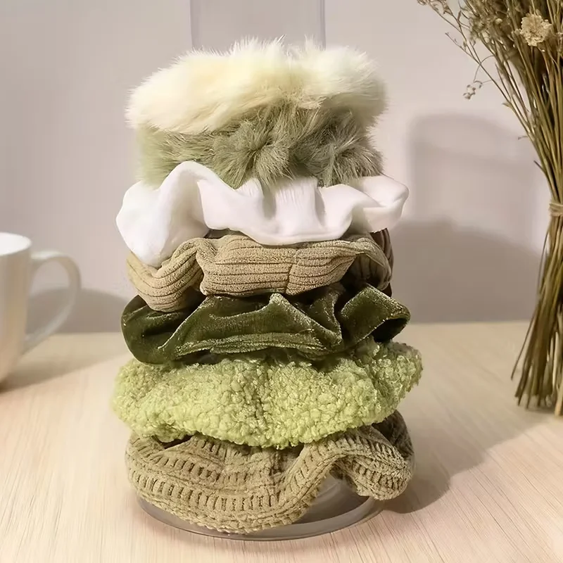 7-teiliges Samt-Haargummis-Set – Grün-Mix, luxuriöses Gefühl. Weiche und elegante Boho-Haarbänder für Damen, perfekt für Winterfrisuren.