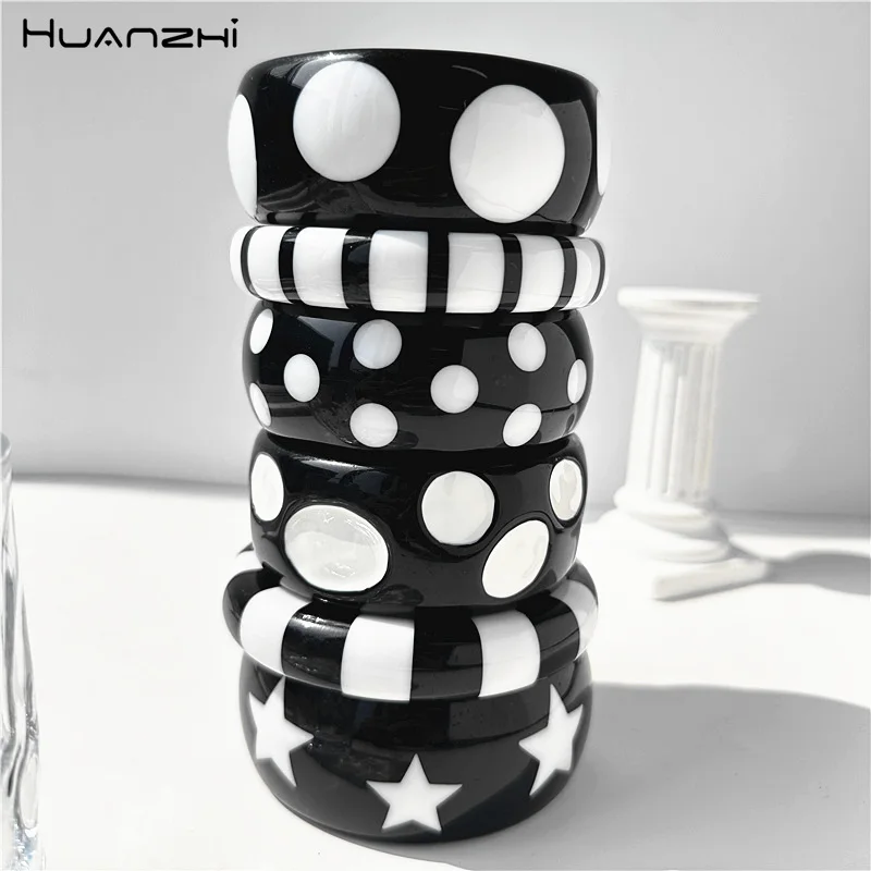 HUANZHI Vintage Schwarz Weiß Polka Dot Stern Geometrische Breite Manschette Armband Y2K Minimalistischen Schmuck Geschenk Casual Frauen Zubehör