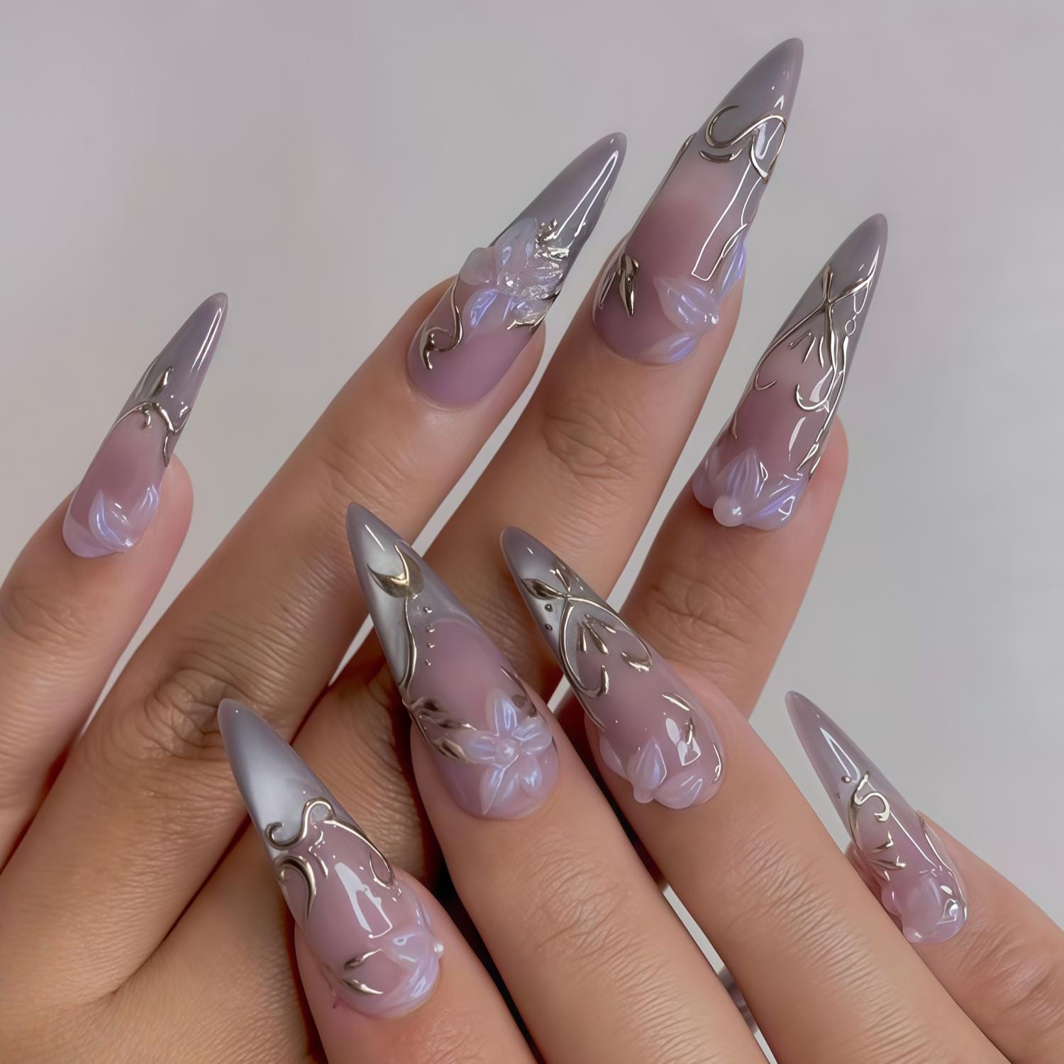Unghie finte con fiori viola, unghie dipinte a mano, unghie finte personalizzate, unghie 3D, unghie a stella, unghie acriliche, unghie finte, nail art