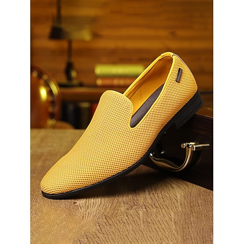 Gelbe Herren-Freizeitschuhe zum Hineinschlüpfen – trendiges Schuhwerk für Frühlingshochzeiten und Veranstaltungen im Freien Image