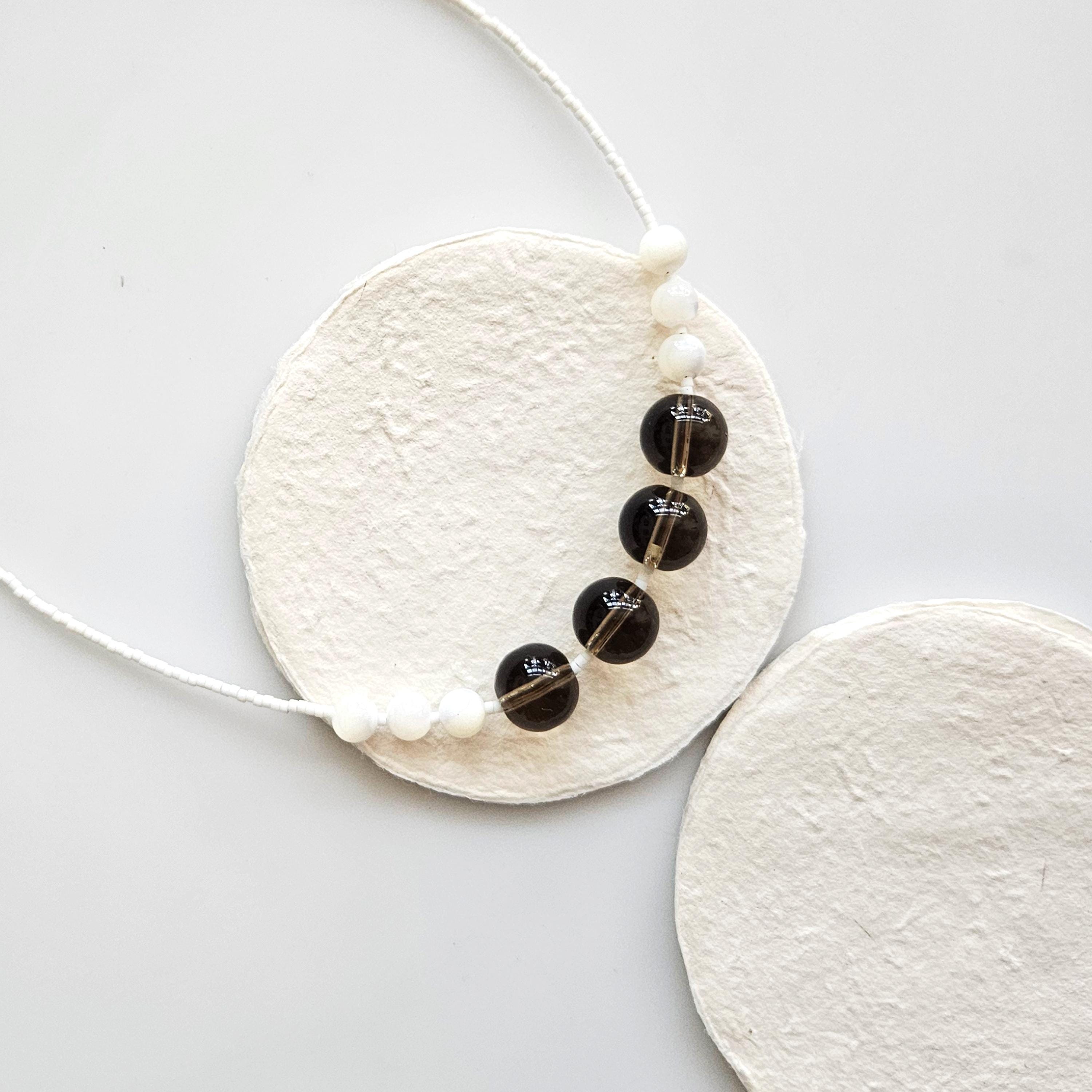 COLLANA DI CRISTALLO FUMO / collana di perline, collana bianca, collana corta, collana marrone, collana di vetro, collana minimalista, cristallo /