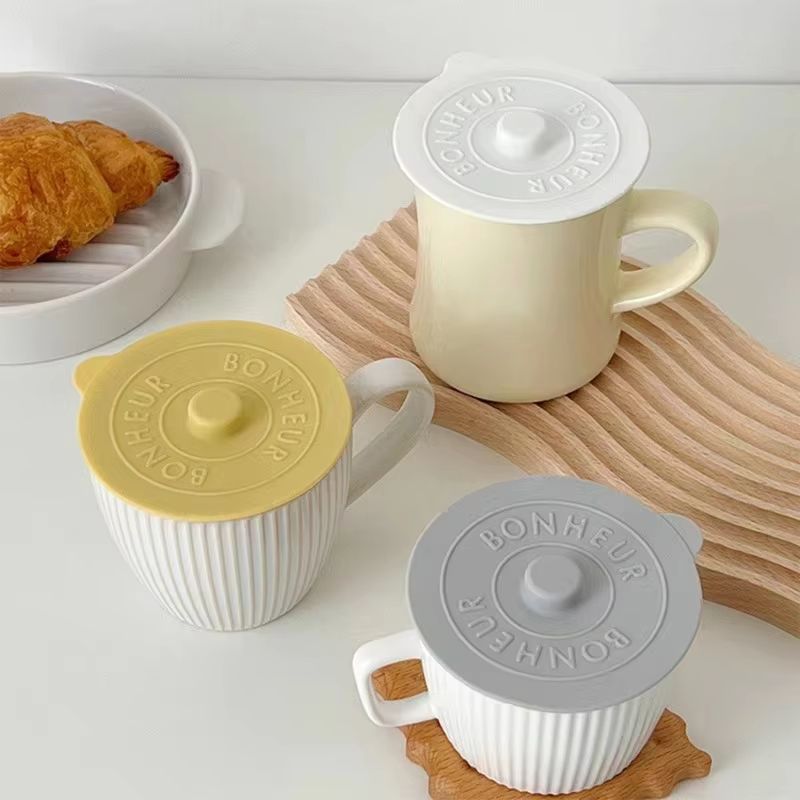 Simple Solid Color Concave Embossed Letter Silicone Rubber Integrated Water Cup Dust Cover Lid black